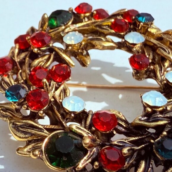 Vintage Christmas Wreath Brooch Pin Gold Tone Rhinestone Holiday Outfit Gift - Picture 6 of 15
